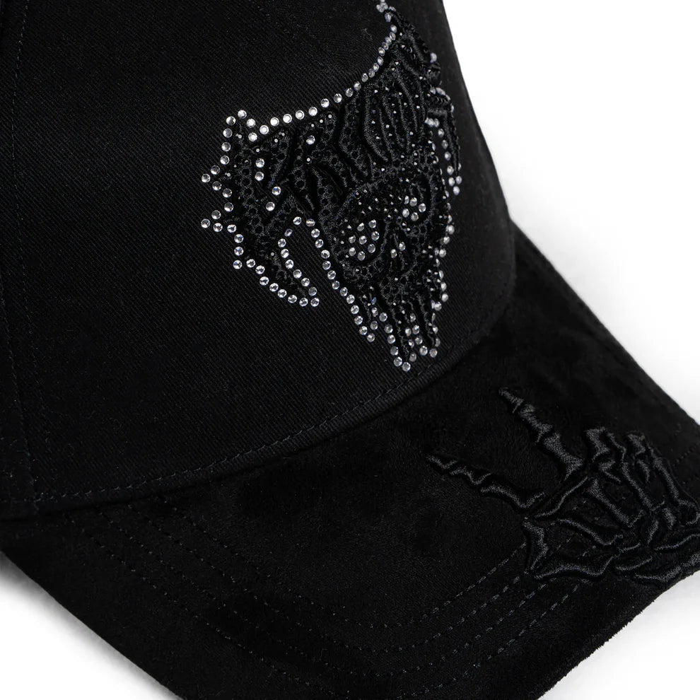 vista en zoom de la parte frontal gorra crime bordado con piedras