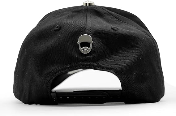 vista trasera con pin metalico de barbas hats modelo rich stars