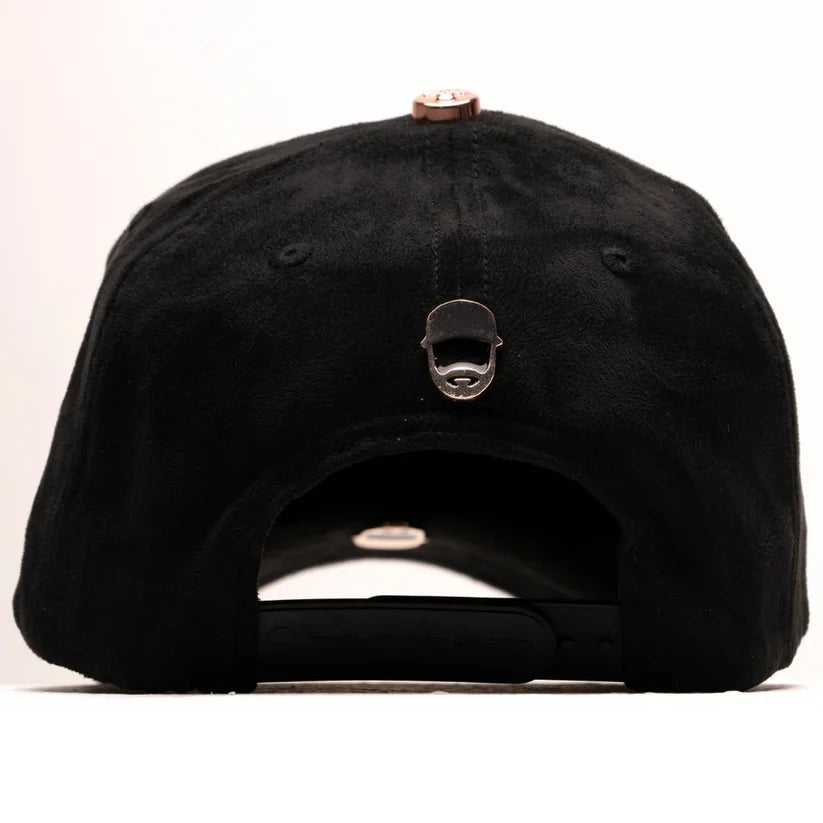 panel trasero con pin metalico de barbas hats de la gorra rose gold skulls