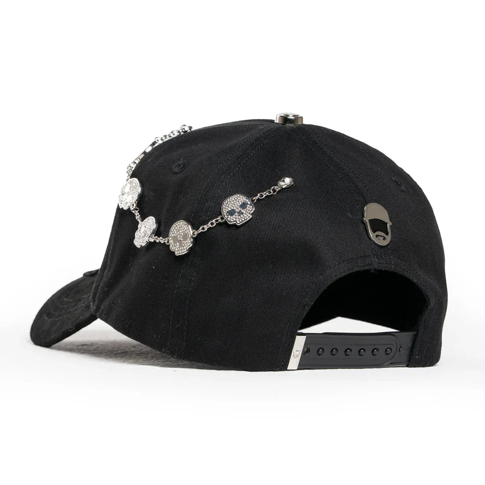 panel trasero con pin metalico barbas hats y cadena