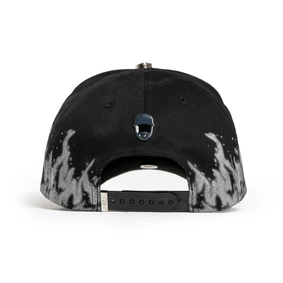 vista trasera con pin de la gorra scream barbas hats