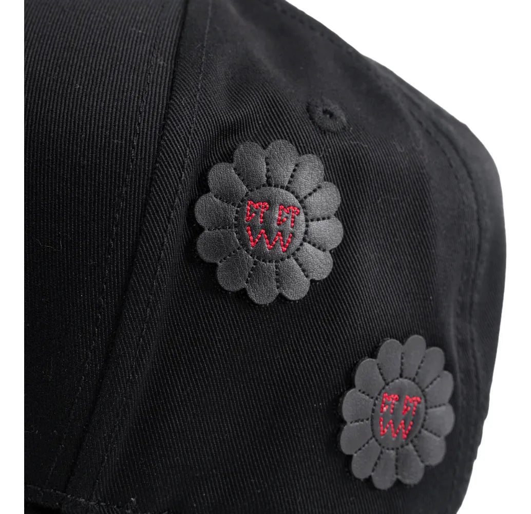 detalle de flor en piel de la gorra barbas hats x ct oriental tumbado