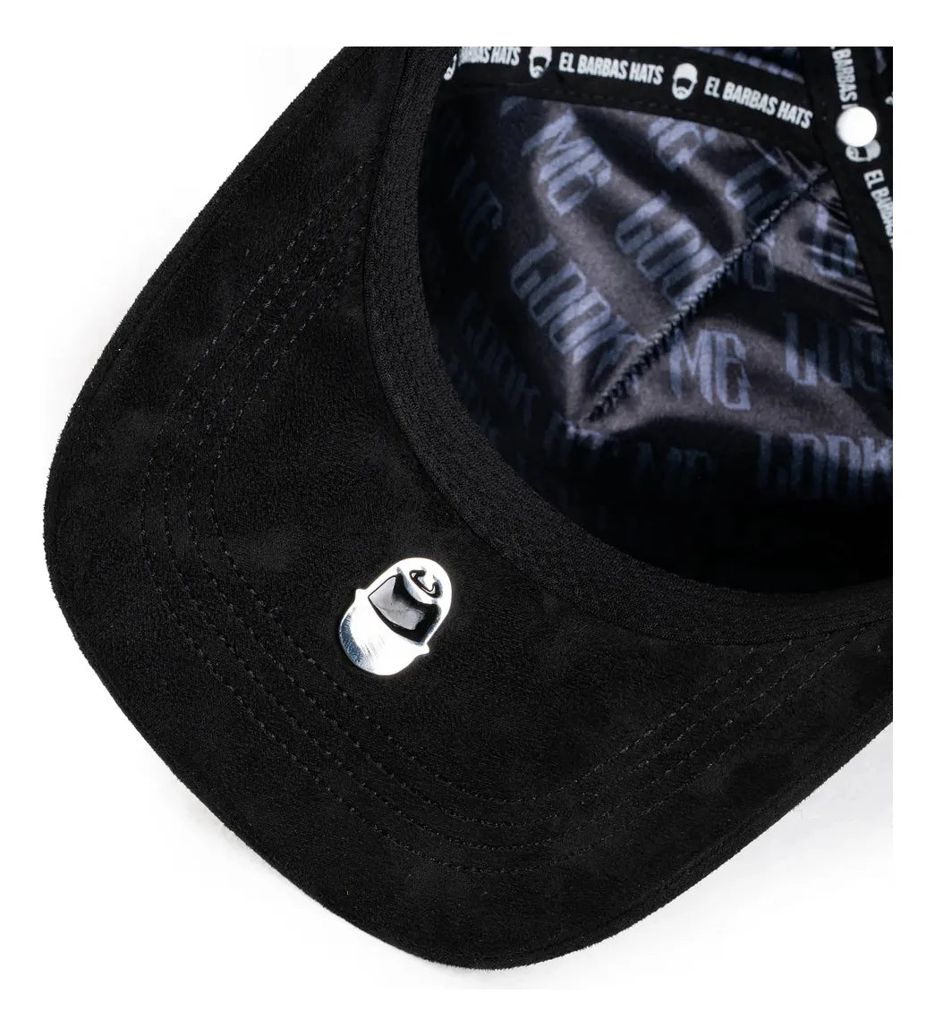 pin metalico debajo de visera de barbas hats scream