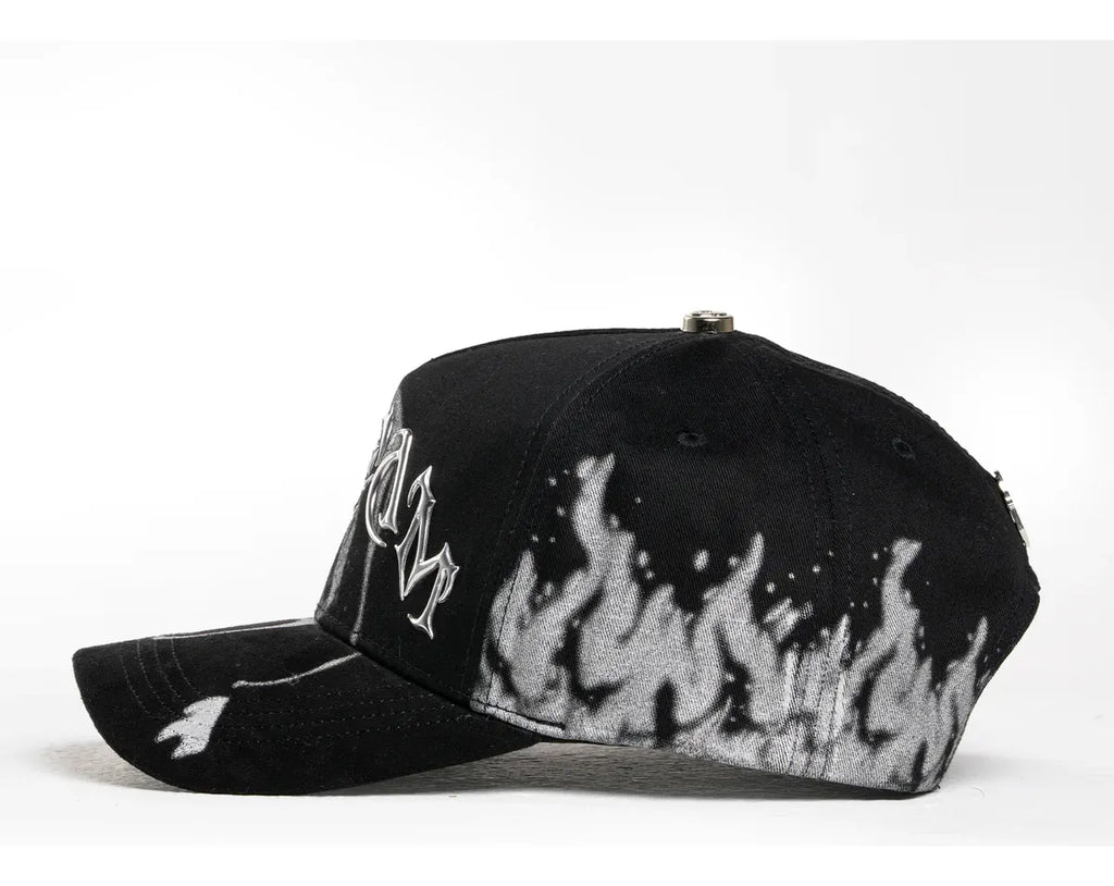 vista de la gorra scream parte izquierda con boton metalico 