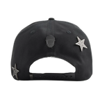 vista trasera de gorra dark nebula con pines metalicos