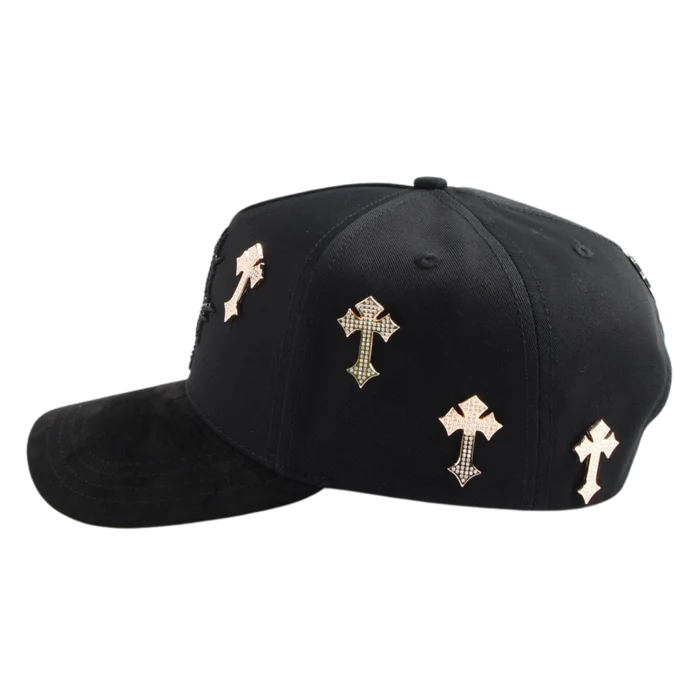 vista lateral izquierda de la gorra b cross con cruces en oro