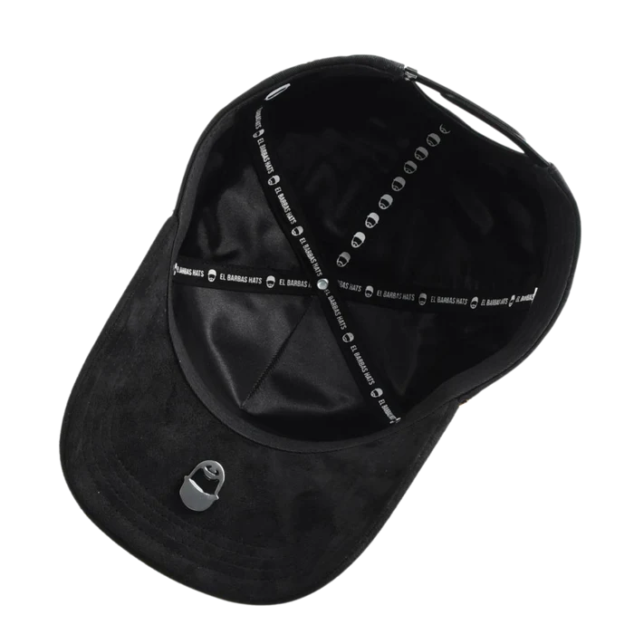 vista inferior gorra dark nebula satin negro y pin metalico