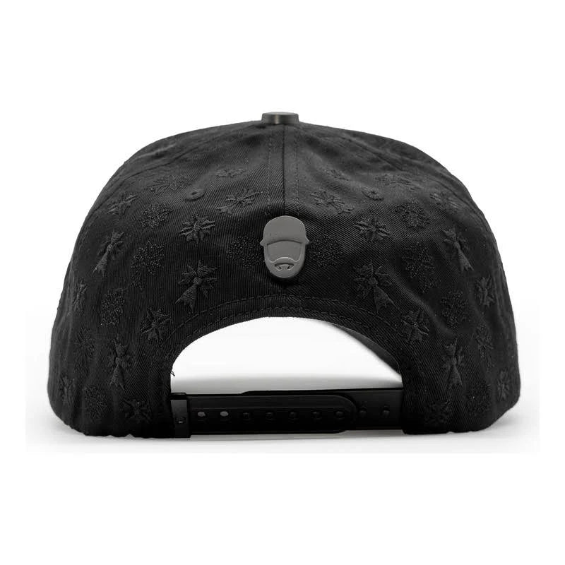 vista trasera con pin metalico barbas hats gorra chrome blackout